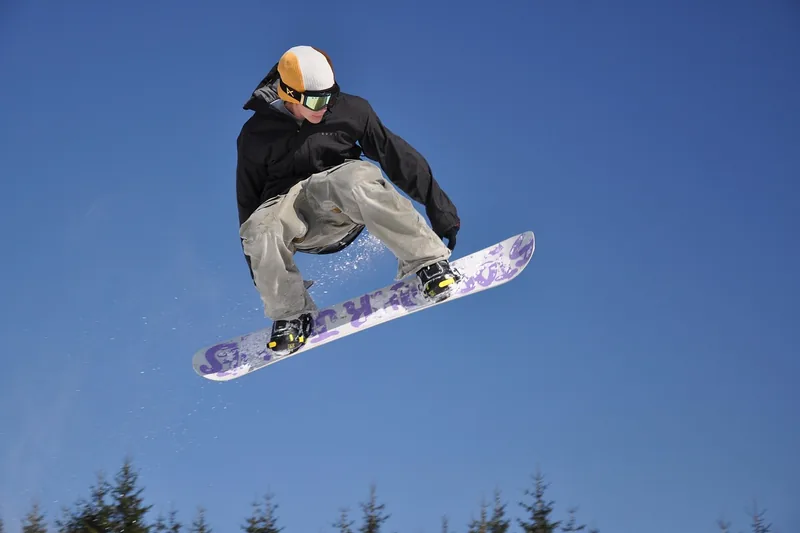 Eine weiße Snowboardbrille im Studio-Setting, perfekt für den Kaufberatungsartikel.
