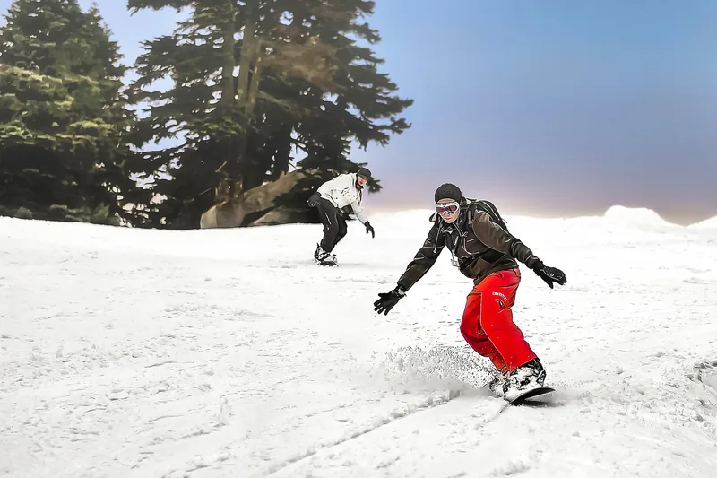 Eine weite Berglandschaft mit verschneiten Pisten, idealer Kontext für Snowboardausrüstung.