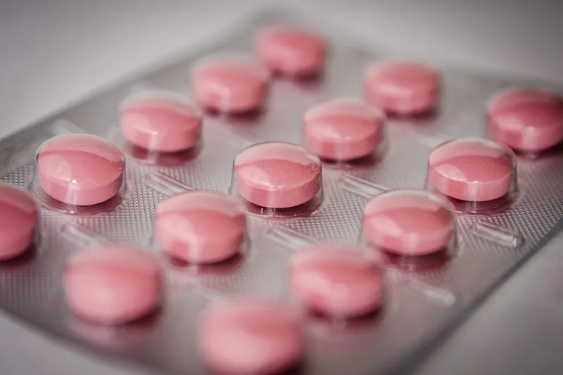 Packung Sodbrennen-Tabletten, klar und scharf im Vordergrund, bereit zur Anwendung für schnelle Linderung.