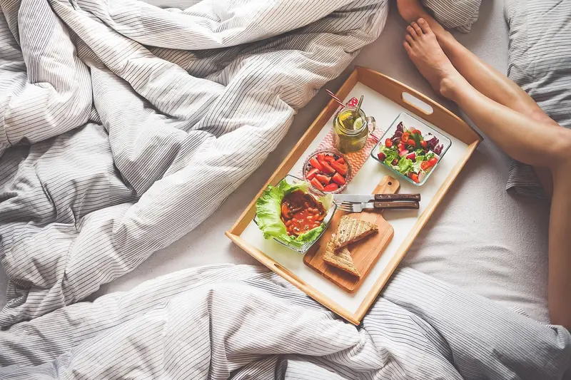 Eine entspannte Person genießt eine Mahlzeit an einem Tisch, symbolisiert Linderung und Wohlbefinden.
