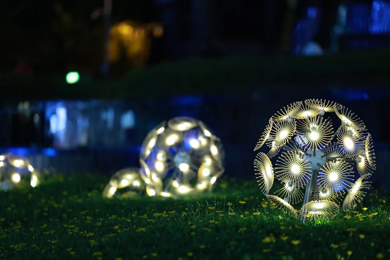 Eine glänzende Solarkugel als Gartenbeleuchtung, klar vor neutralem Hintergrund dargestellt.