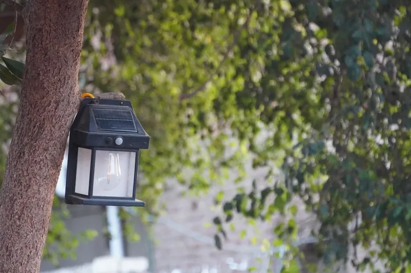 Nahaufnahme einer modernen Solarleuchte mit Bewegungsmelder, bereit zur Installation.