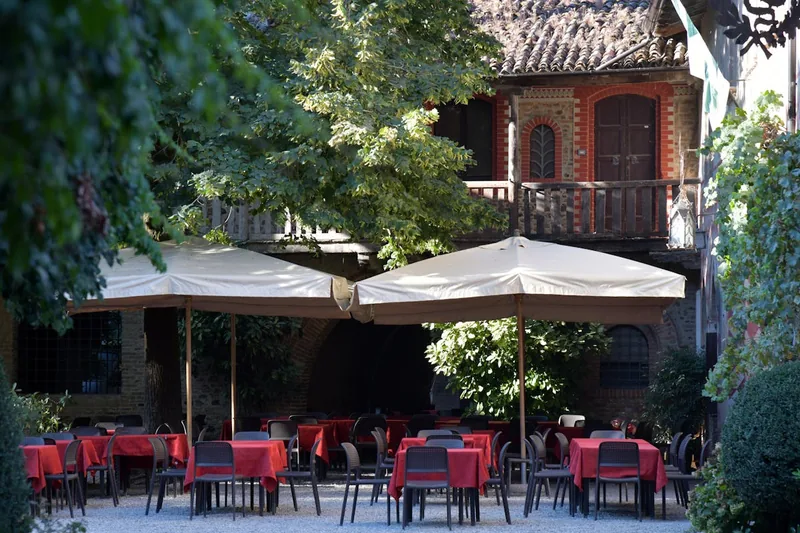 Entspannter Sommertag auf einer Terrasse mit einem stilvollen rechteckigen Sonnenschirm, viel Schatten.