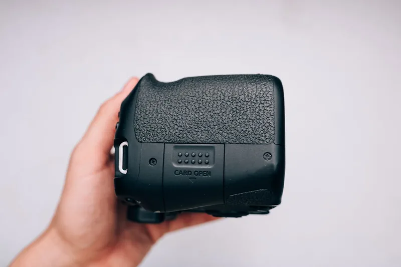 Nahaufnahme des strukturierten Griffs einer Digitalkamera, der ergonomisches Design und Materialqualität zeigt.