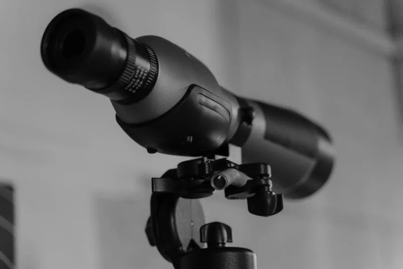 Nahaufnahme des Okulars und des Fokussierrads eines Spektivs, Detailansicht der Optik.