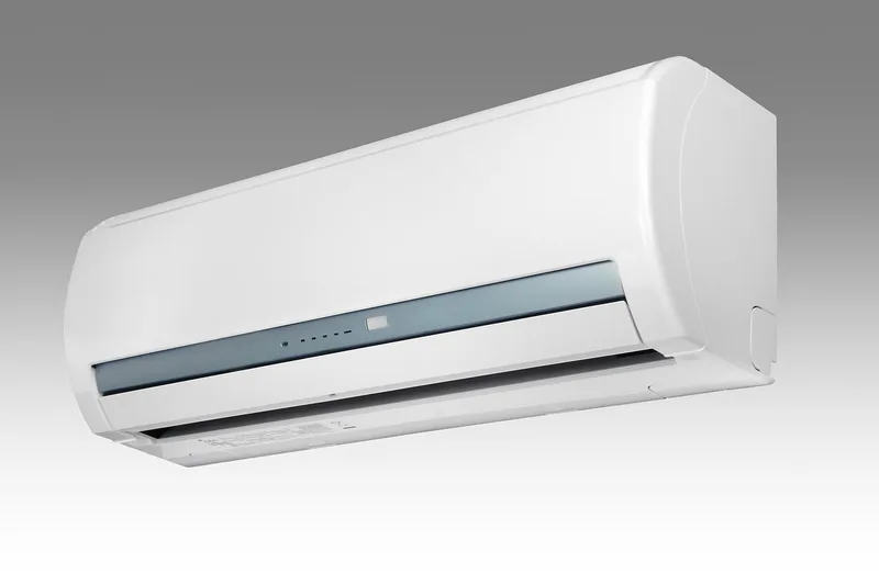 Moderne Split-Klimaanlage, Inneneinheit, als elegantes Produkt freigestellt auf hellem Hintergrund.
