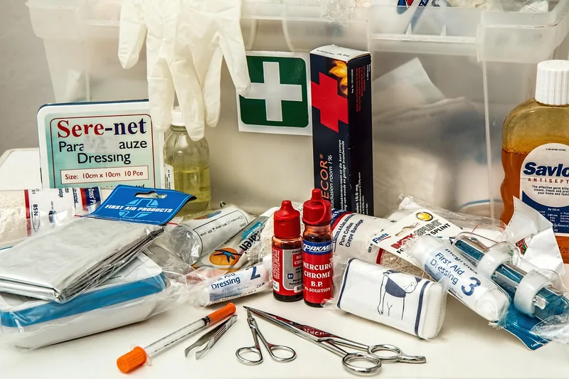 Eine geöffnete Erste-Hilfe-Box mit verschiedenen Hilfsmitteln, inklusive einer Splitterpinzette.
