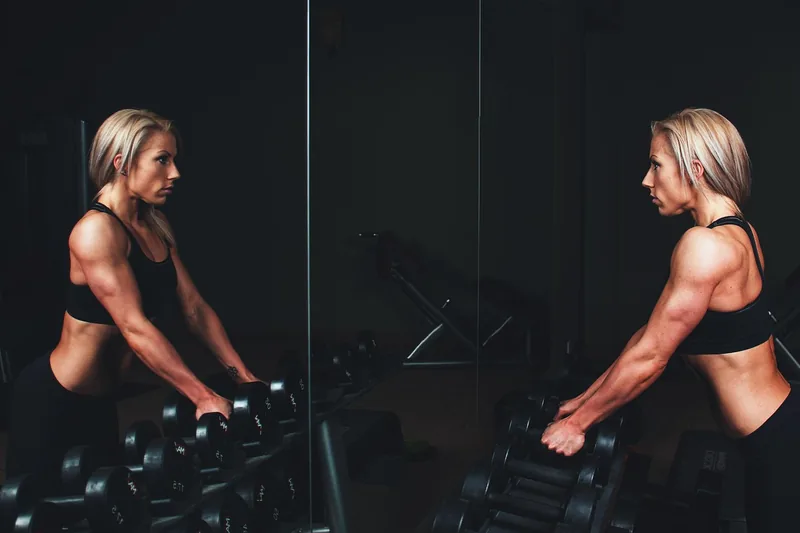 Stimmungsvolle Fitnessstudio-Szene mit Sportausrüstung, deutet auf einen aktiven und gesunden Lebensstil hin.