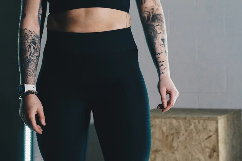 Hochwertige Damen Sport Leggings in schlichter Ausführung, präsentiert als Produktfoto auf neutralem Hintergrund.