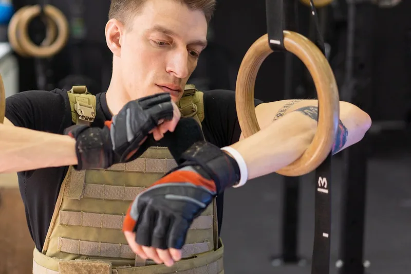 Ein Paar hochwertige schwarze Sporthandschuhe, sauber vor einem hellen, neutralen Hintergrund präsentiert.