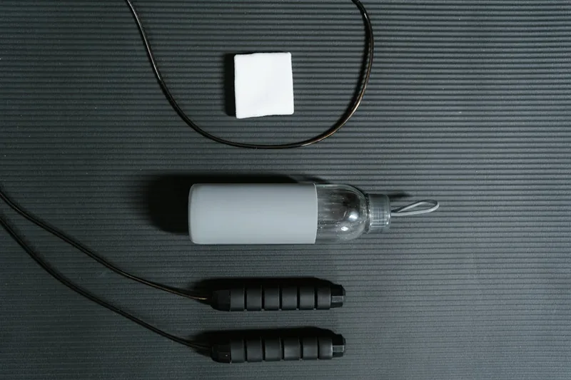 Ein sauber gefaltetes, farbiges Sporthandtuch, bereit für das nächste Training oder die Reise. Ideales Sportequipment.
