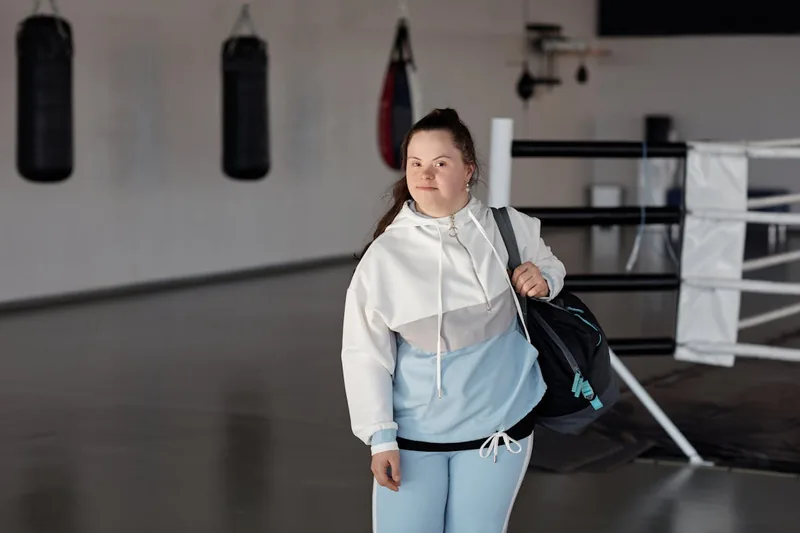 Eine Person trägt eine gut gefüllte Sporttasche auf dem Weg zum Training, bereit für ihr Sportprogramm.