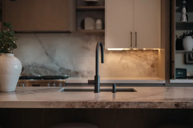 Ein stylisches Küchendesign mit einer eleganten Spültischarmatur als zentrales Element in einer hellen Küche.