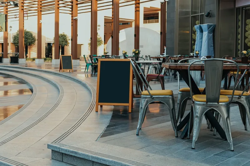 Ein sauberer Standaschenbecher an einem optimalen Standort auf einer gepflegten Terrasse, bereit zum Gebrauch.
