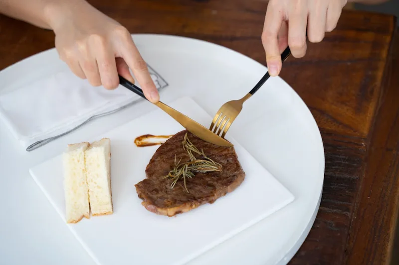 Ein hochwertiges Steakmesser mit scharfer Klinge und edlem Griff, ansprechend präsentiert.