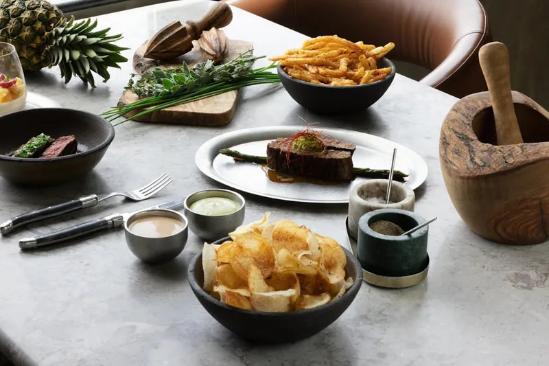 Nahaufnahme der geschliffenen Klinge eines Steakmessers, die feine Wellenschliff-Textur zeigend.