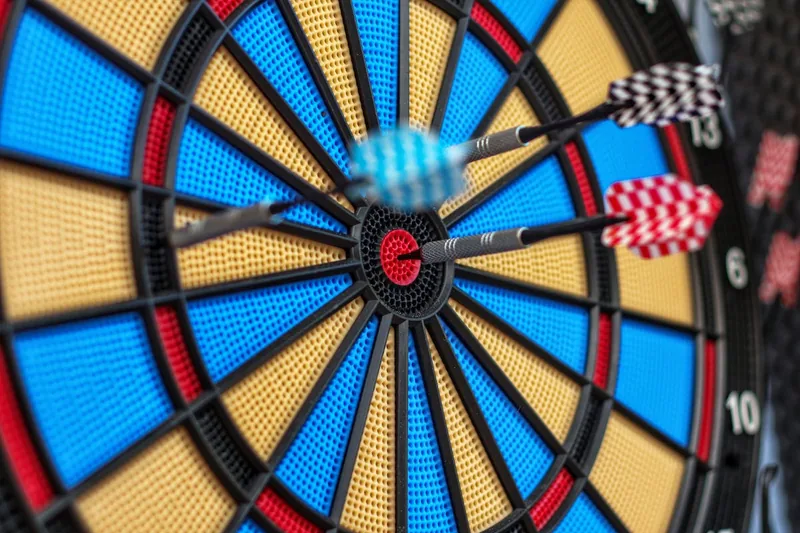 Hochwertige Steeldartscheibe, frontal und scharf fokussiert, ideal für Turniere und Training.