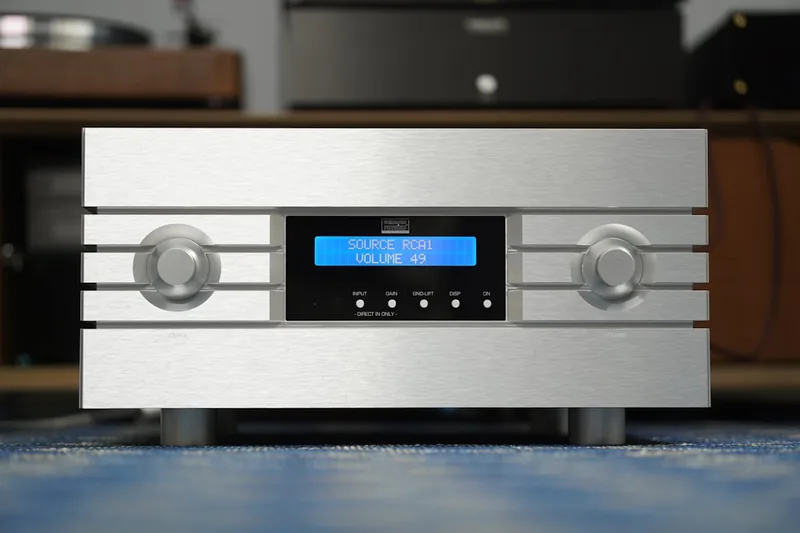 Hochwertiger Stereo-Receiver in moderner Optik, freigestellt vor einem neutralen Hintergrund.