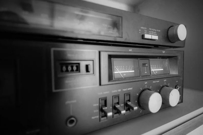 Nahaufnahme eines Lautstärkereglers und der Oberfläche eines Stereo-Receivers, hochwertige Verarbeitung.