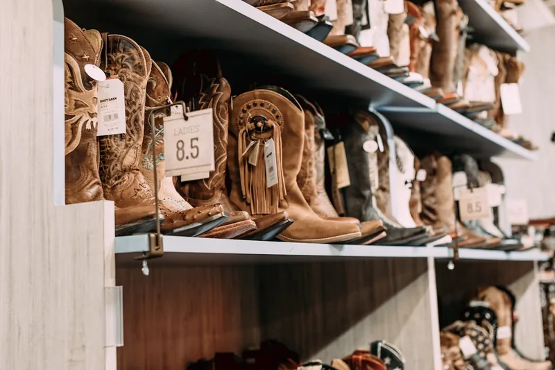 Sauber aufgeräumter Schuhschrank mit perfekt geformten Stiefeln