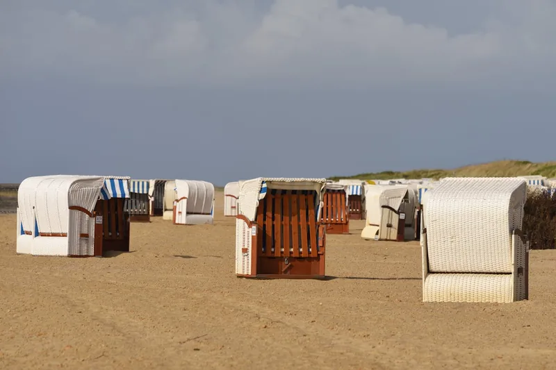 Nahaufnahme des geflochtenen Materials eines 3-Sitzer Strandkorbs.