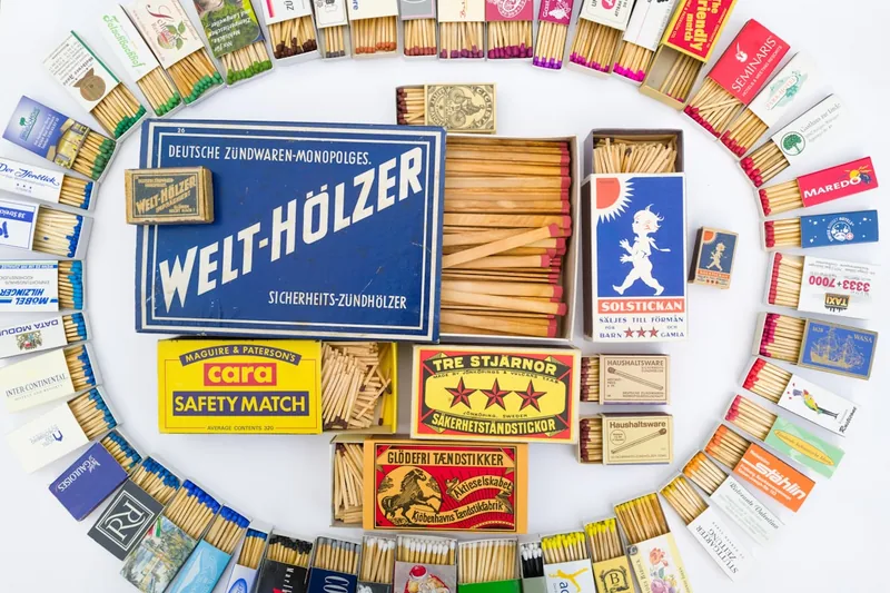 Eine Anordnung verschiedener Streichholzschachteln und -typen, die die Vielfalt der einzelnen Streichhölzer Produkte zeigt.