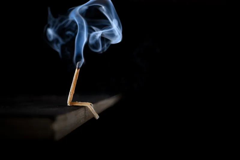 Ein abgeknicktes oder feuchtes Streichholz, das häufige Fehler beim Kauf und der Lagerung von Streichhölzern symbolisiert.