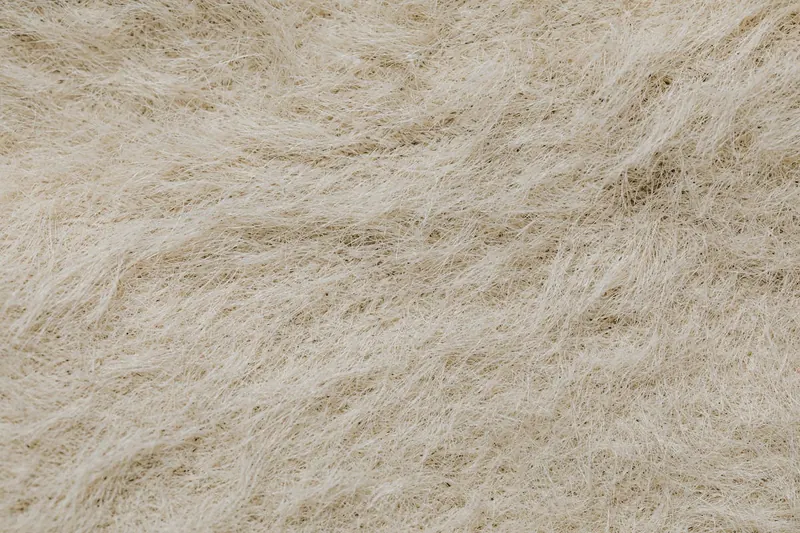 Detailaufnahme von feinen, natürlichen Streuhaarfasern, die die Pulverstruktur und Farbe zeigen.