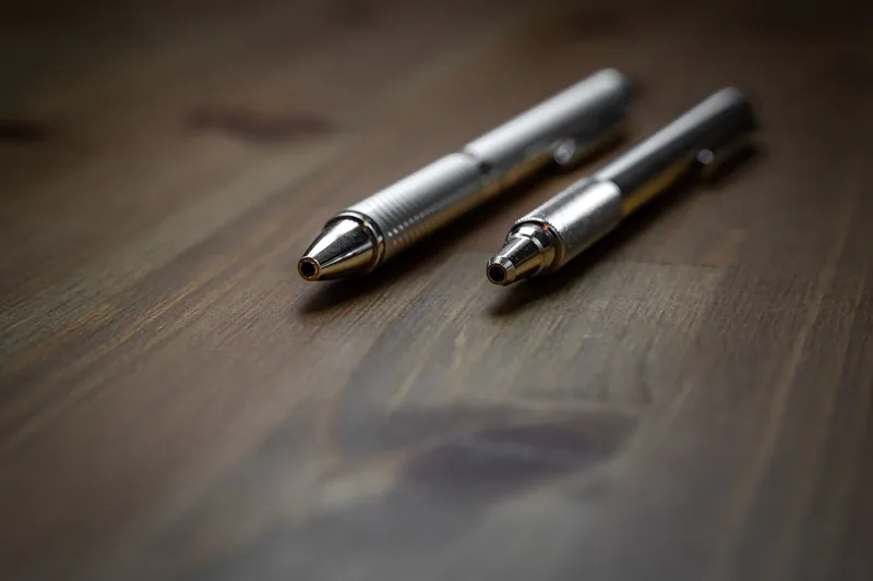 Nahaufnahme der geriffelten Metalloberfläche eines Tactical Pens für optimalen Griff und Robustheit.