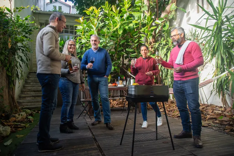Gemütliche Gartenszene mit Grillmöglichkeit und entspannter Atmosphäre.