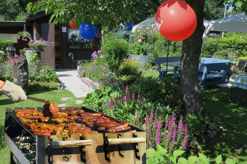 Familie feiert mit gegrilltem Essen im sonnigen Garten
