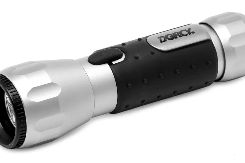 Detailaufnahme der geriffelten Oberfläche einer robusten 1000 Lumen Taschenlampe für besseren Griff.