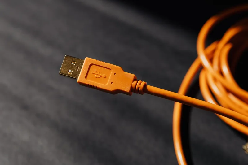 Nahaufnahme des USB-Ladeanschlusses einer robusten Taschenlampe, ihre hochwertige Materialstruktur ist sichtbar.