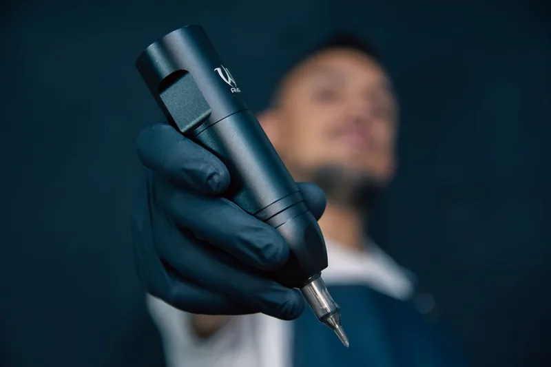 Ein moderner Tattoo-Pen als Produktfoto, schlicht und professionell auf weißem Hintergrund präsentiert.