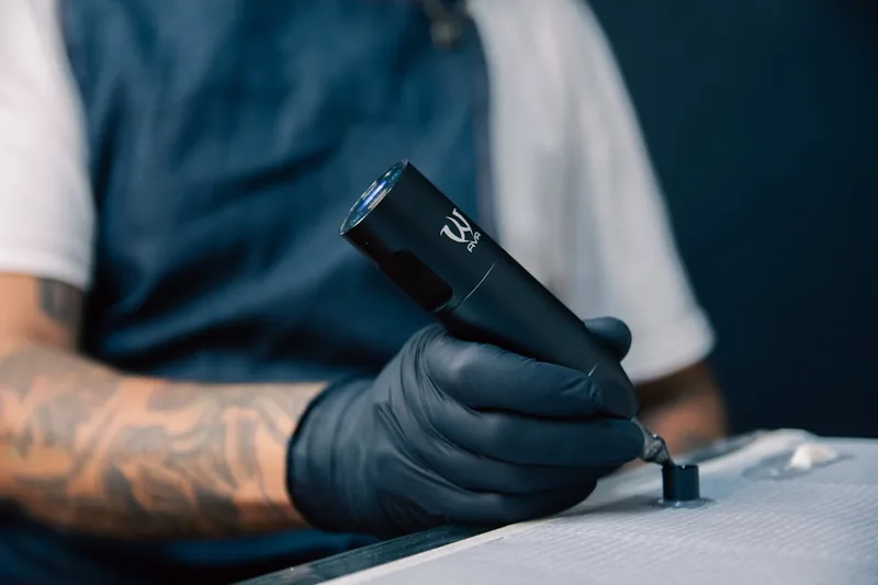 Nahaufnahme des präzisen Motors oder Nadelmoduls eines Tattoo-Pens, der feinen Technik.