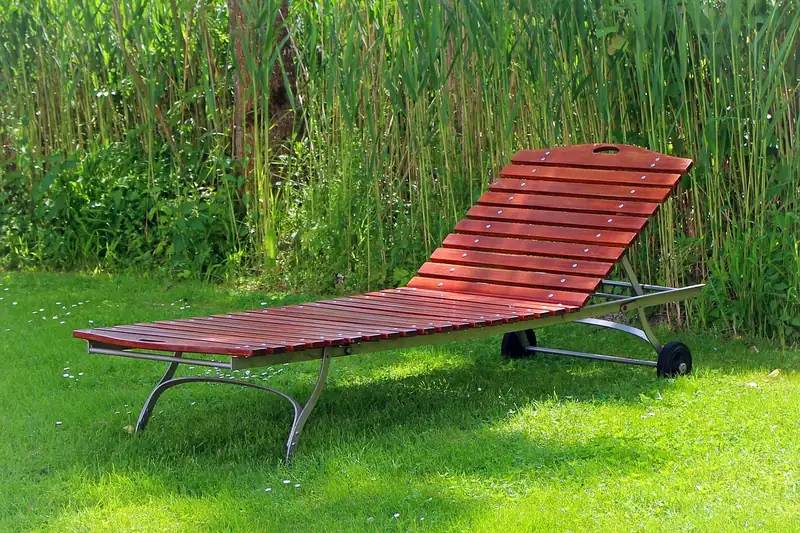 Teak-Gartenliege als Produktfoto, pur und klar erkennbar.