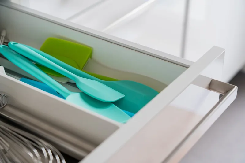 Nahaufnahme der flexiblen Silikonkante eines Teigschabers, für präzises Arbeiten in der Küche.