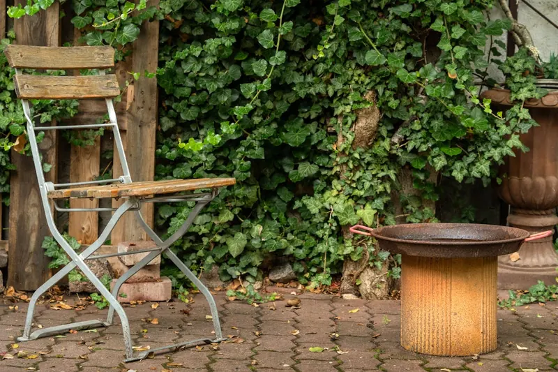Nahaufnahme eines robusten Gusseisen-Terrassenofens, der langlebige Qualität und Verarbeitung zeigt.