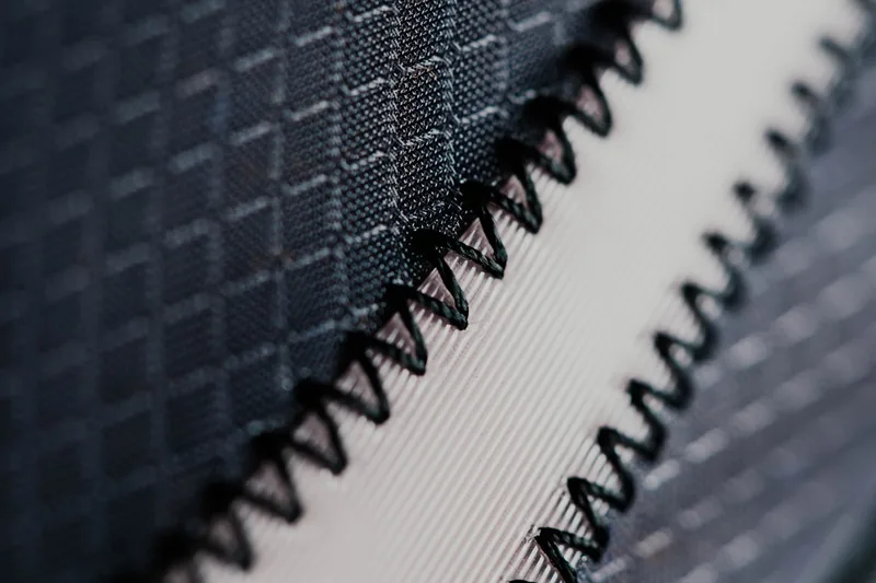 Nahaufnahme des robusten Materials und der Verarbeitung eines Outdoor Rucksacks für detaillierte Betrachtung.