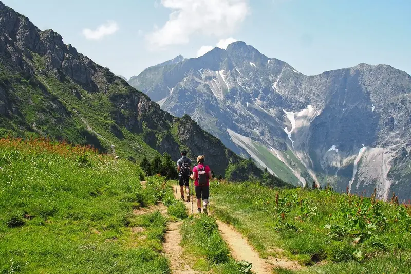 Eine atemberaubende Berglandschaft mit einem Wanderweg, die zur Erkundung der Natur einlädt und Abenteuerlust weckt.