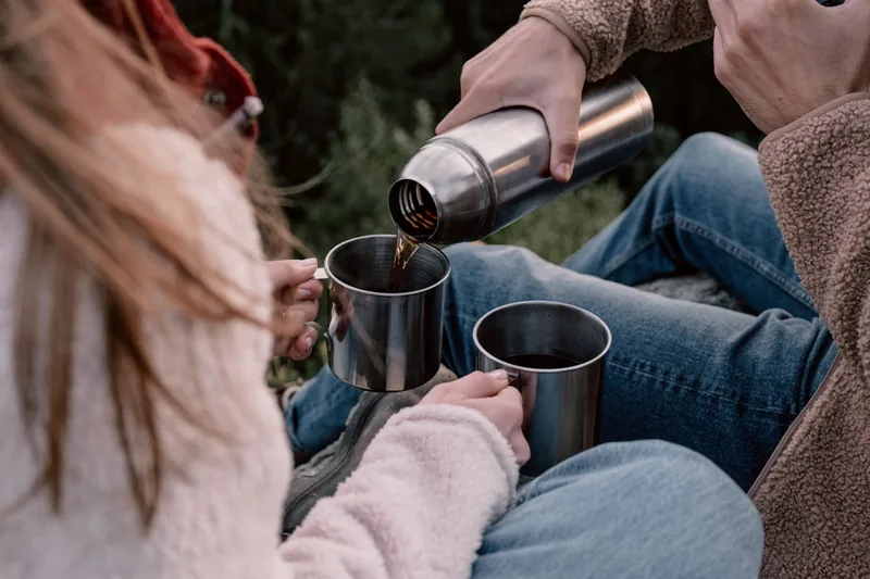 Hochwertige Edelstahl-Thermoflasche als Produktbild auf hellem Hintergrund für den Vergleich.