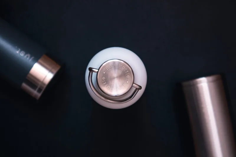 Nahaufnahme des Schraubverschlusses einer Thermoflasche, Material und Dichtung sichtbar.
