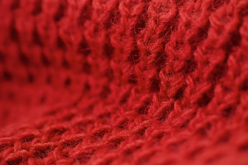 Nahaufnahme der weichen und atmungsaktiven Textur von Merino-Thermounterwäsche für Damen.