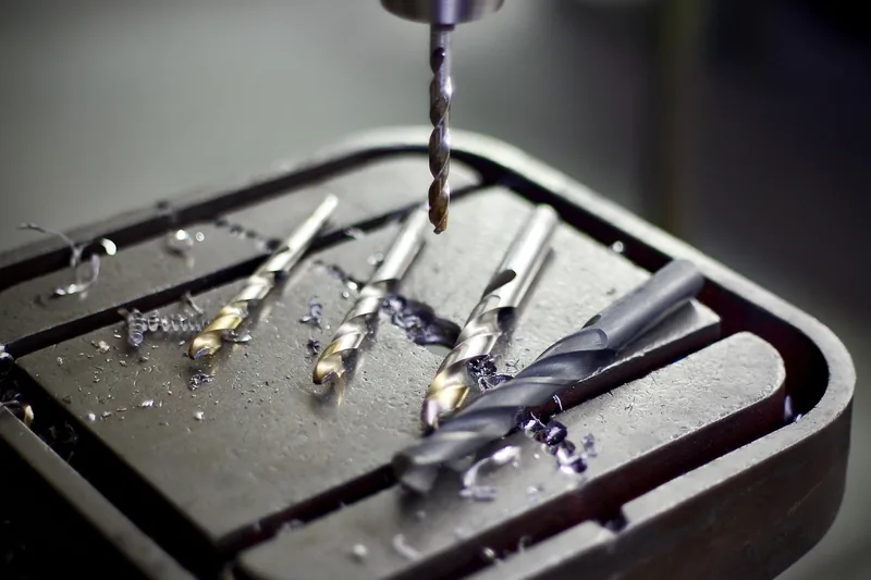 Hochwertige Tischbohrmaschine als Produktaufnahme, sauber und scharf, bereit zur Anwendung.