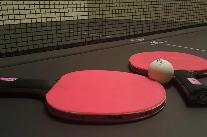 Hochwertiges Tischtennisschläger-Set mit zwei Schlägern und Bällen auf neutralem Hintergrund.