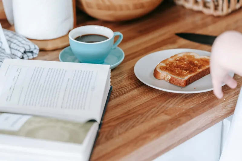 Ansprechend gedeckter Frühstückstisch mit knusprigem Toast, Marmelade und Kaffee am Morgen.