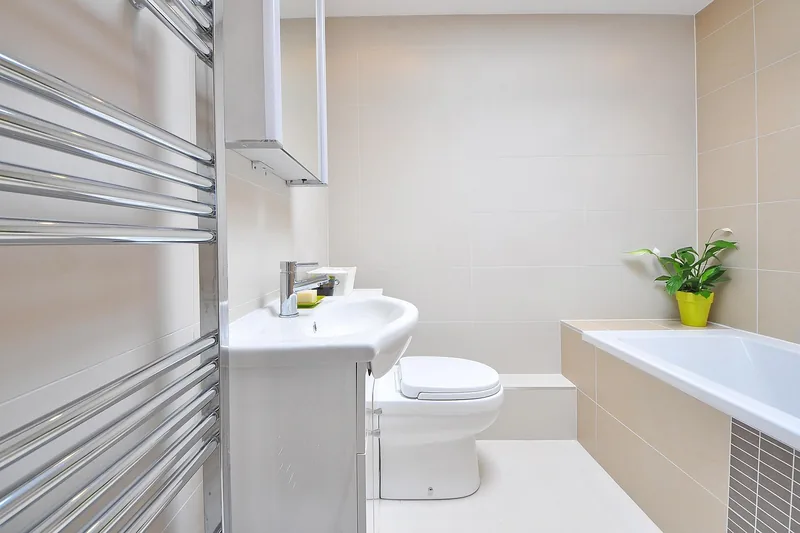 Helles, modernes Badezimmer. Der Toilettendeckel passt perfekt zum stilvollen und hygienischen Ambiente des Raumes.