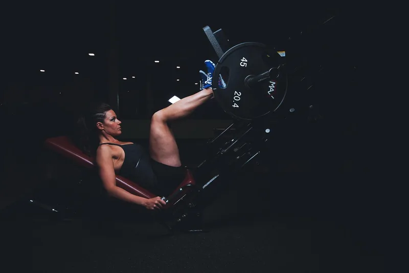 Fitness-Szene mit Person, die erschöpft, aber zufrieden nach dem Training ist.