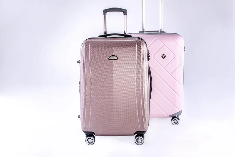 Ein eleganter Reisekoffer mit Hartschale, freigestellt auf weißem Hintergrund für eine klare Produktansicht.