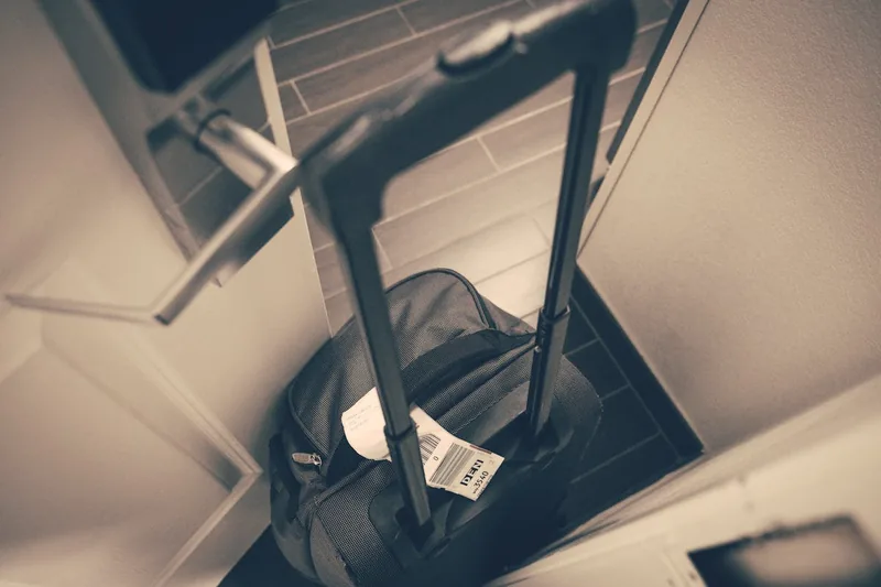 Mehrere Reisekoffer in einem aufgeräumten Hotelzimmer, bereit für neue Abenteuer und stilvolles Reisen.